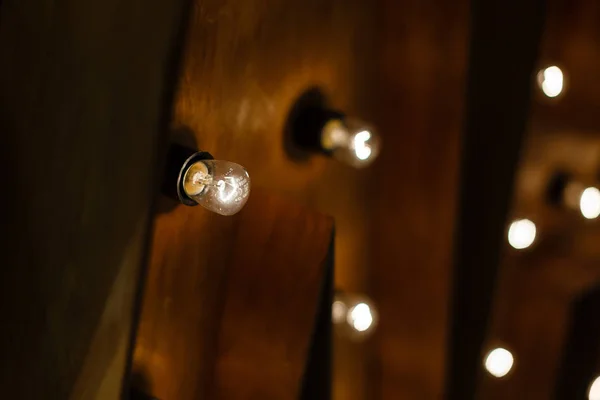 Placa de mensagem vintage com caixa de luz e lâmpada na parede de madeira — Fotografia de Stock