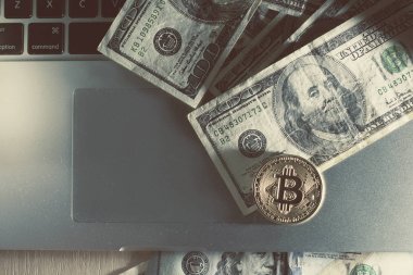 Doları bitcoin ve beyaz dizüstü kapatın saat, saat, kol saati.