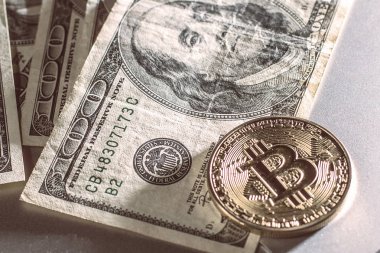 Doları bitcoin ve beyaz dizüstü kapatın saat, saat, kol saati.