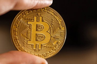 Bitcoin altın sikke adam la arka plan üzerinde elinde