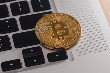 klavye üzerinde altın bitcoin