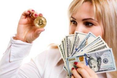 Altın bitcoin sanal para tutan kadın 
