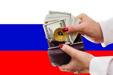 Bir beyaz arka plan gol izole bitcoin holding iş kadını