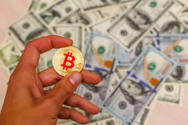 Bitcoin bitcoin con la mano en el fondo del dólar — Foto de Stock