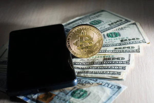 Concepto con dinero dólares americanos bitcoin y teléfono móvil — Foto de Stock