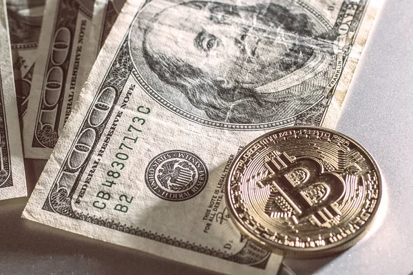 Dólar bitcoin y portátil blanco primer plano reloj, tiempo, reloj de pulsera — Foto de Stock
