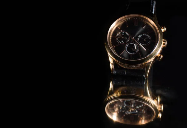 Montre de luxe sur fond noir — Photo