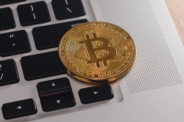 Bitcoin dourado no teclado — Fotografia de Stock