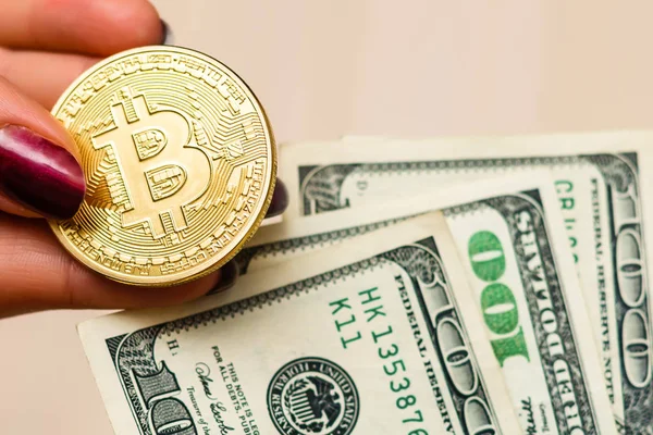 Bitcoins de oro en nosotros dólares en las manos intercambio de dinero electrónico — Foto de Stock