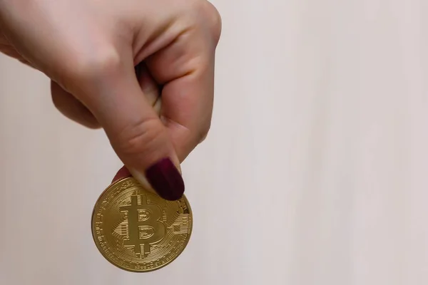Isolé de la main mettant un concept Bitcoin main humaine avec Bitco — Photo