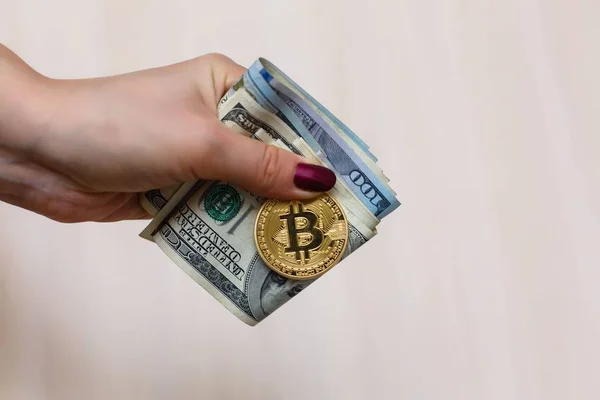 Bitcoins de oro en nosotros dólares en las manos intercambio de dinero electrónico — Foto de Stock