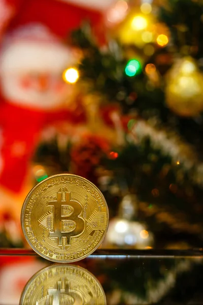 Διακόσμηση χρυσό bitcoin στο χριστουγεννιάτικο δέντρο — Φωτογραφία Αρχείου