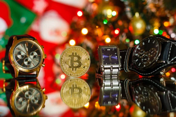 Ρολόγια με bitcoin κλείστε επάνω σε Χριστουγεννιάτικο φόντο — Φωτογραφία Αρχείου