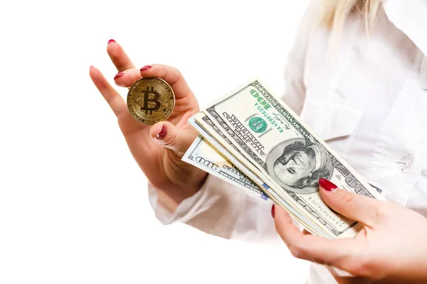 Oro bitcoin en nosotros dólares en un hombre mano digitall símbolo de un — Foto de Stock