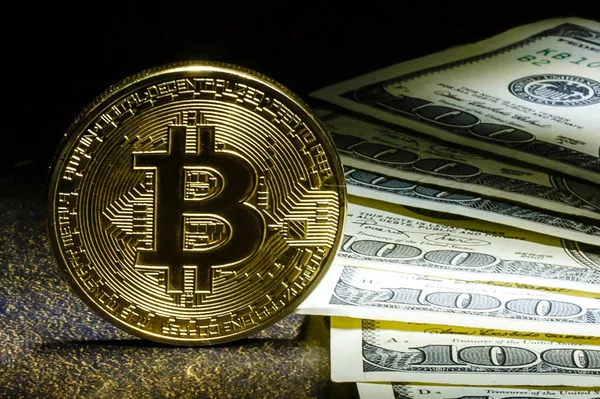 Bitcoin dolarów na czarnym tle Złotego bitcoiny z s — Zdjęcie stockowe