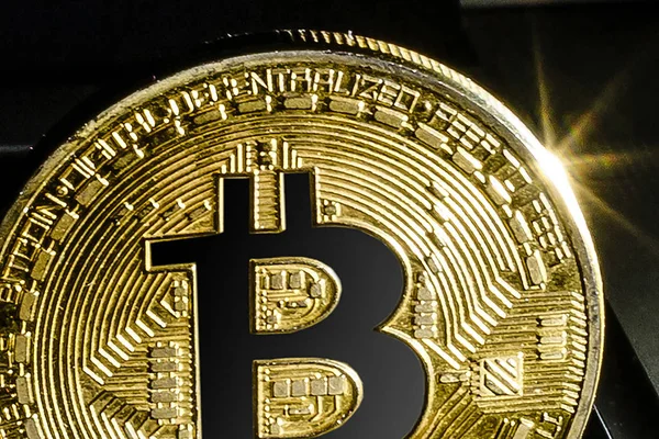 Počítačová klávesnice s bitcoin, tlačítka koupit prodat grafit — Stock fotografie