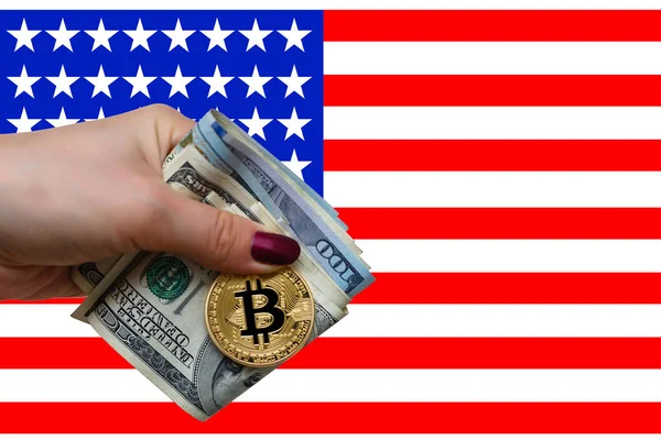 Bitcoin доларів на чорному тлі Золотий bitcoins з s — стокове фото
