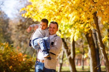 Baba ve oğul sonbahar park arka plan üzerinde 