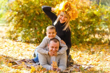 mutlu bir aile içinde parkta bir sonbahar