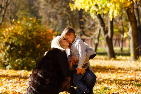 Spazierende Familie Mit Kind Herbstpark — Stockfoto