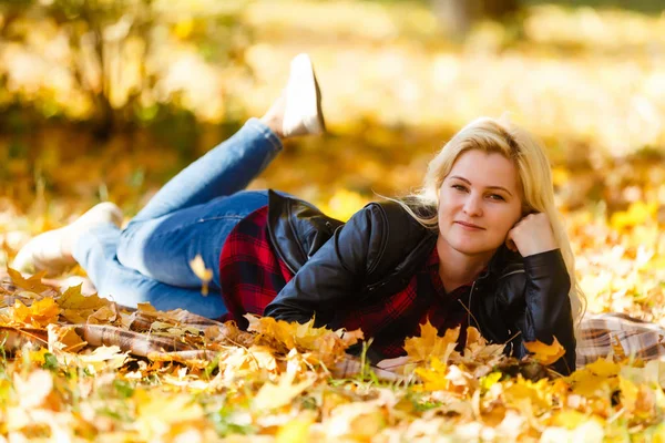 Красива Молода Жінка Осінньому Листі Парку — стокове фото