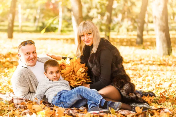 Maman Papa Fils Jouent Dans Pile Feuilles Érable — Photo