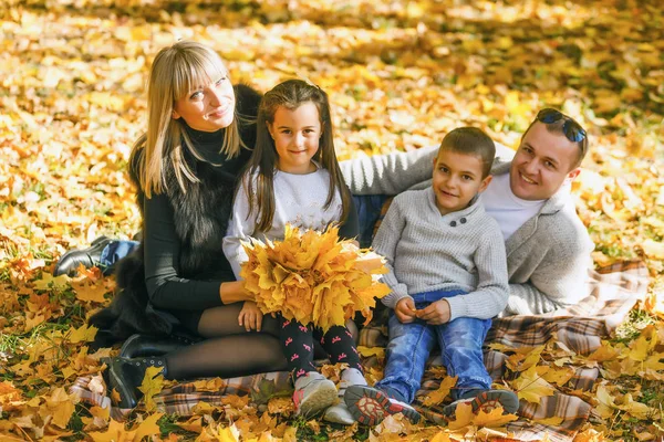 Gezin Met Twee Kinderen Herfstpark — Stockfoto