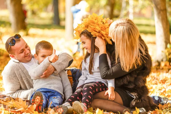 Sonbahar Parkında Iki Çocuklu Bir Aile — Stok fotoğraf