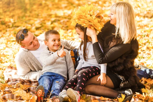 Rodzina Dwójką Dzieci Jesiennym Parku — Zdjęcie stockowe