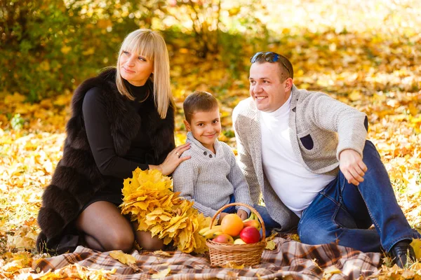 Ευτυχισμένη Οικογένεια Στο Πάρκο Φθινόπωρο — Φωτογραφία Αρχείου