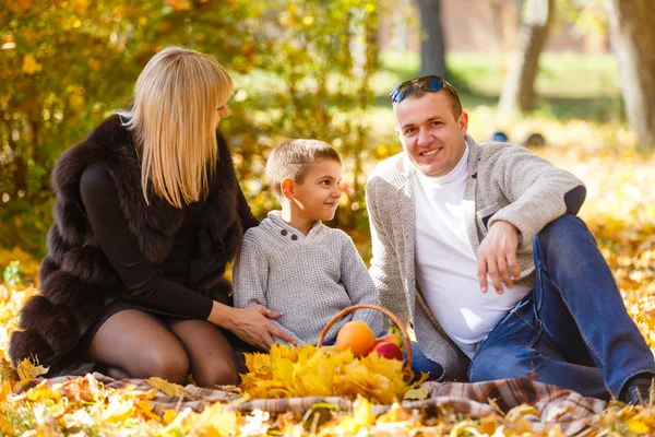 Mutlu Bir Aile Içinde Parkta Bir Sonbahar — Stok fotoğraf