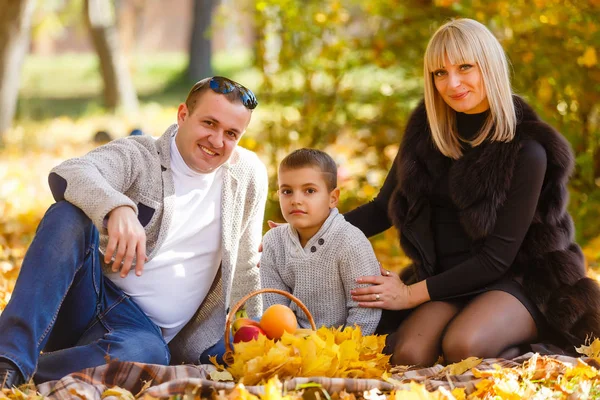 Mutlu Bir Aile Içinde Parkta Bir Sonbahar — Stok fotoğraf