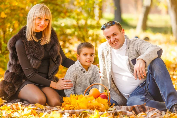 Glückliche Familie Herbst Park — Stockfoto