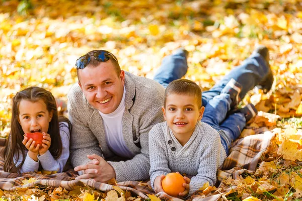 Szczęśliwa Rodzina Jesiennym Parku Ojciec Dzieci — Zdjęcie stockowe