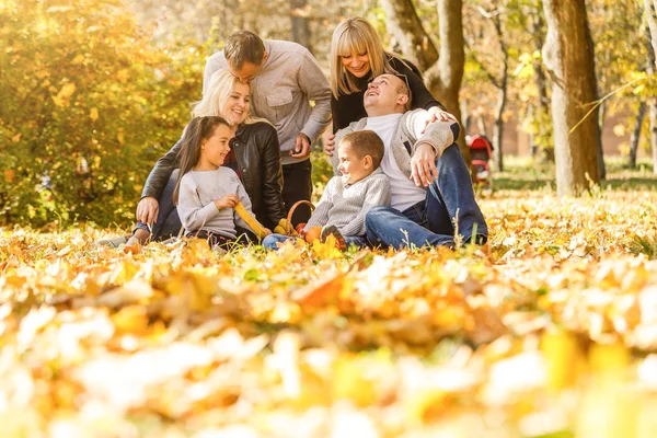 Autumn Park Mutlu Aileler — Stok fotoğraf