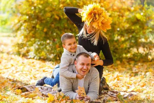 Mutlu Bir Aile Içinde Parkta Bir Sonbahar — Stok fotoğraf