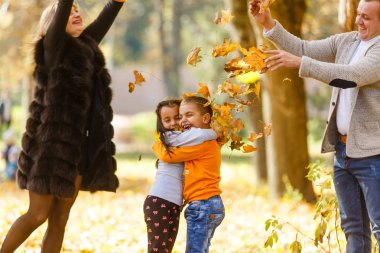 Sonbahar parkında iki çocuklu bir aile 