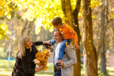 mutlu bir aile içinde parkta bir sonbahar