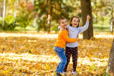 Annem sonbahar parkında..