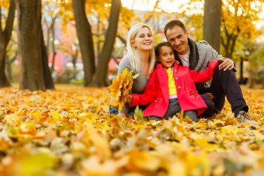 Mutlu aile güzel sonbahar Park'ta dinlenme 
