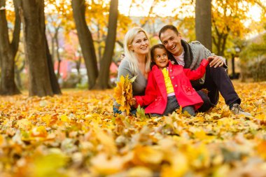 Mutlu aile güzel sonbahar Park'ta dinlenme 