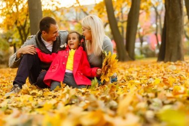 Mutlu aile güzel sonbahar Park'ta dinlenme 