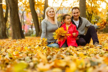 Mutlu aile güzel sonbahar Park'ta dinlenme 
