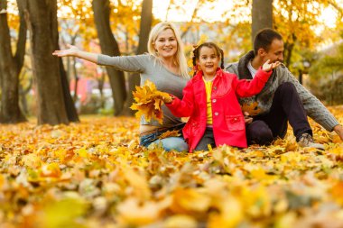Mutlu aile güzel sonbahar Park'ta dinlenme 