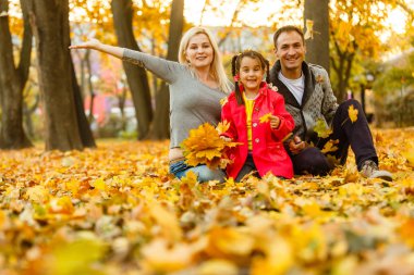 Mutlu aile güzel sonbahar Park'ta dinlenme 