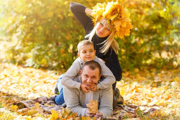 Mutlu Bir Aile Içinde Parkta Bir Sonbahar — Stok fotoğraf