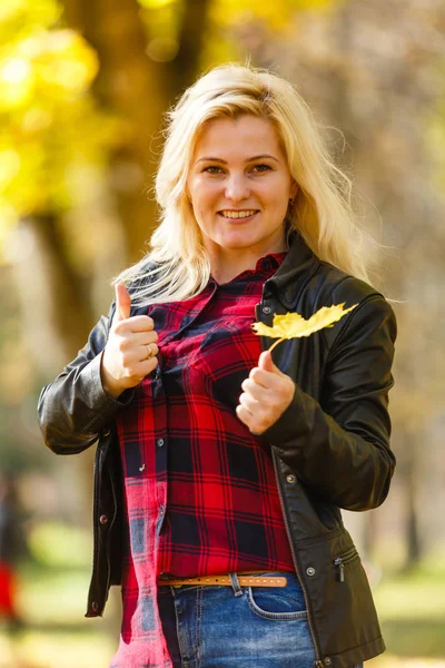 Menina Sentada Parque Outono — Fotografia de Stock