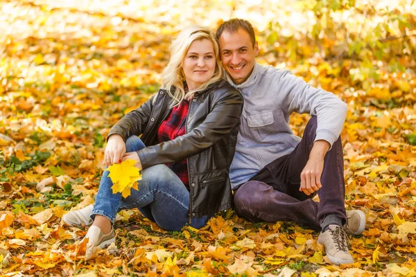 Sonbahar Şehir Parkında Genç Bir Kadın Erkek — Stok fotoğraf