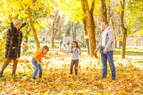 Sonbahar Parkında Iki Çocuklu Bir Aile — Stok fotoğraf