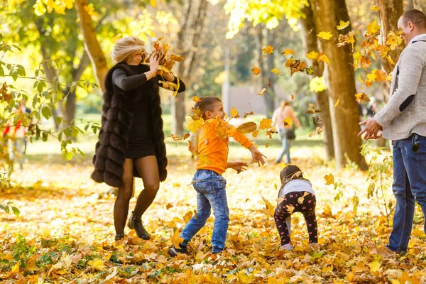 Семья Двумя Детьми Осеннем Парке — стоковое фото